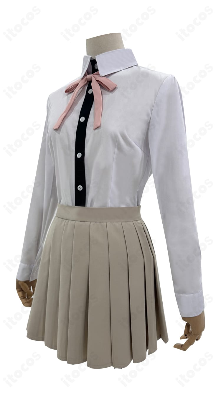 インナーシャツのステッチとボタンを拡大。撮影で映える端正な縫製とディテール感を提示。