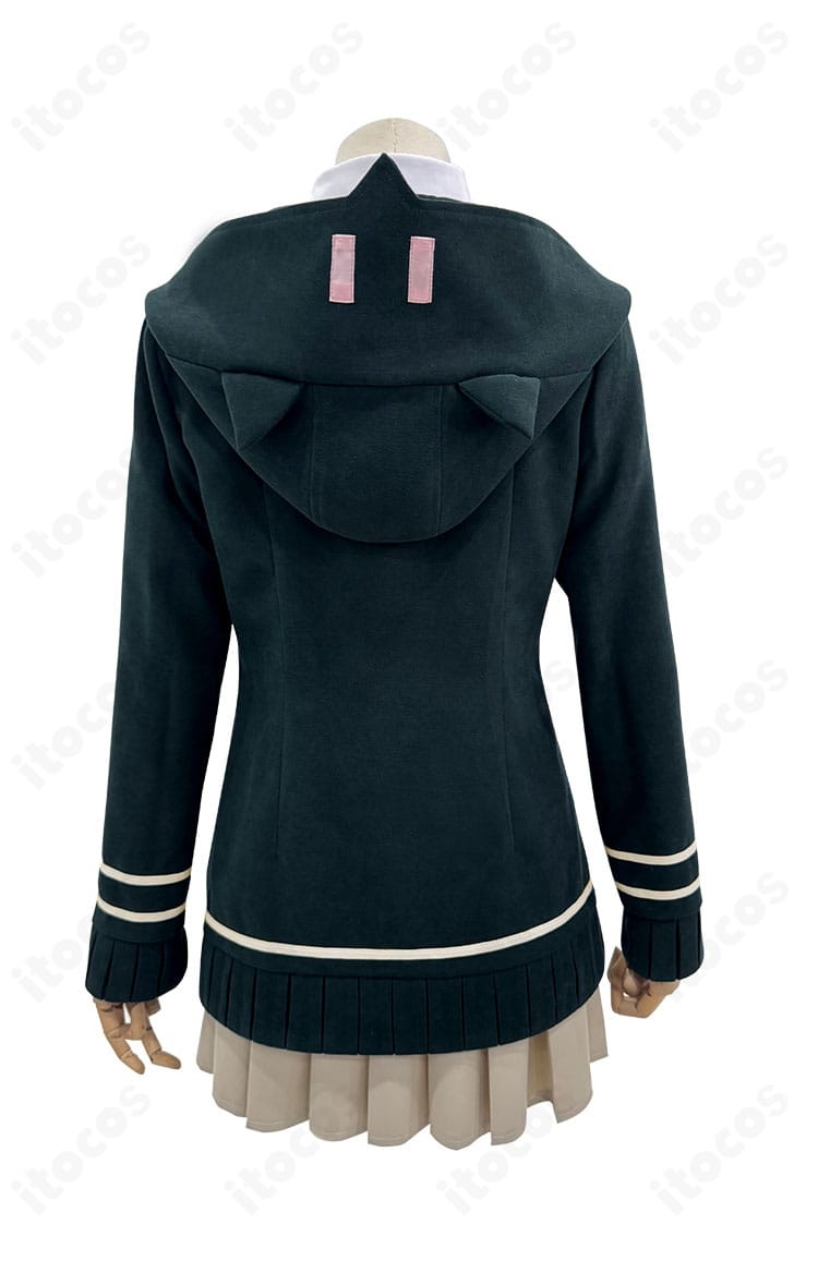 背面からの七海千秋 コス。猫耳フードの立体感と背面のリボン位置まで忠実に再現。