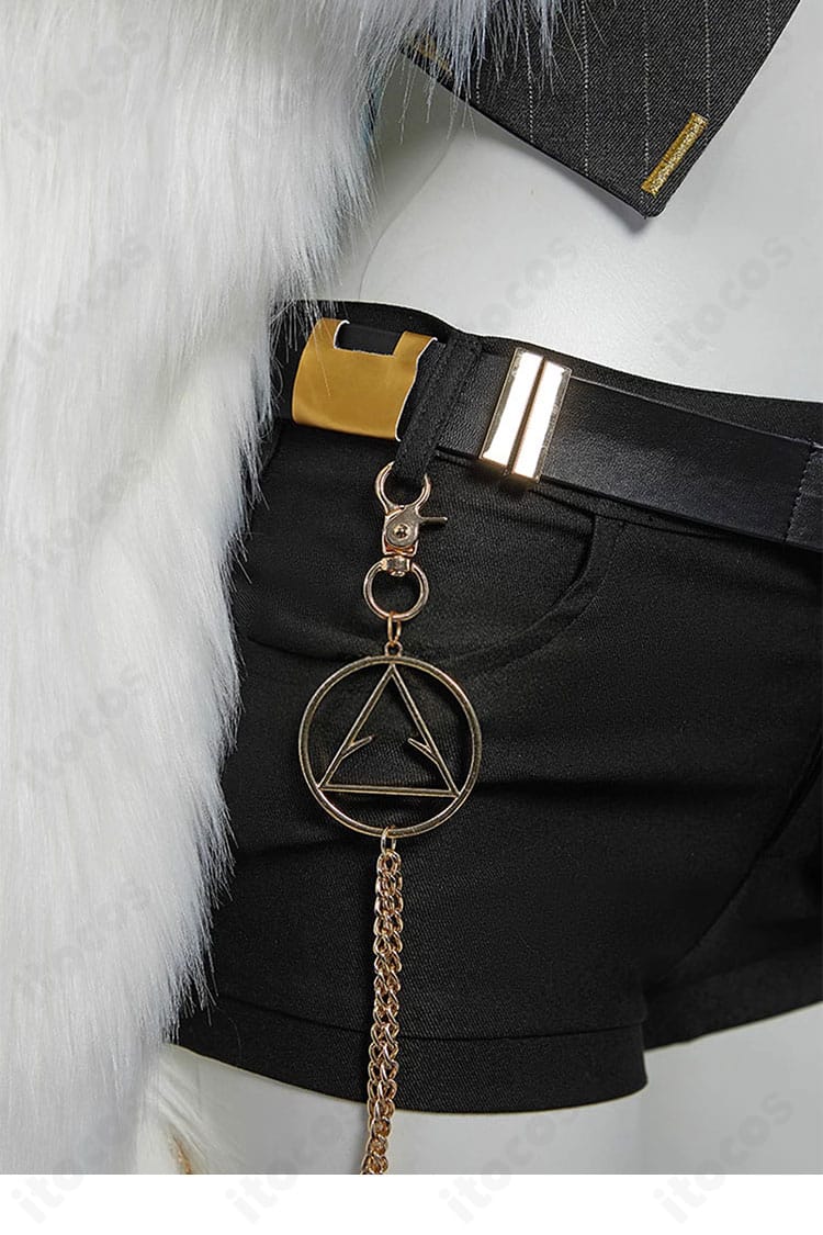 ロザンナ コスプレ衣装の腰周りクローズアップ。ウエストポーチの質感と装着位置が見える写真。