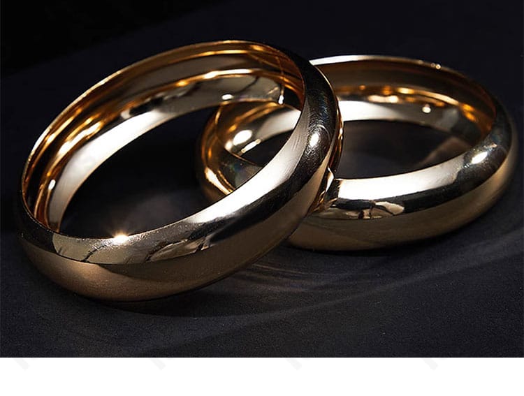 ロザンナ コスプレ衣装のブレスレット詳細。手首周りを彩る光沢パーツの近接撮影。