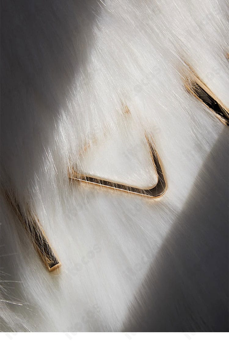 ロザンナ コスプレ衣装のコート装飾。肩から裾にかけてのラインとチェーン配置を忠実に再現。