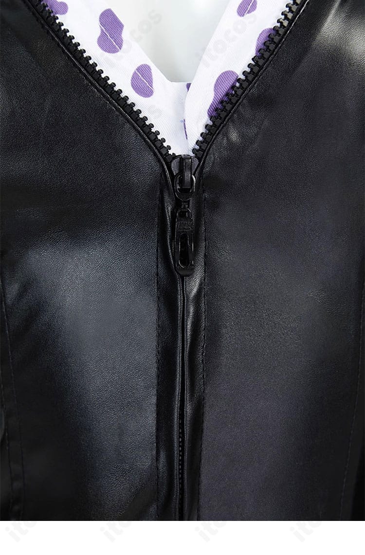 ワンピース ニコ・ロビン ウォーターセブン編コスプレ衣装のフロントチェーン細部。アクセントになる金具の質感がわかる拡大。