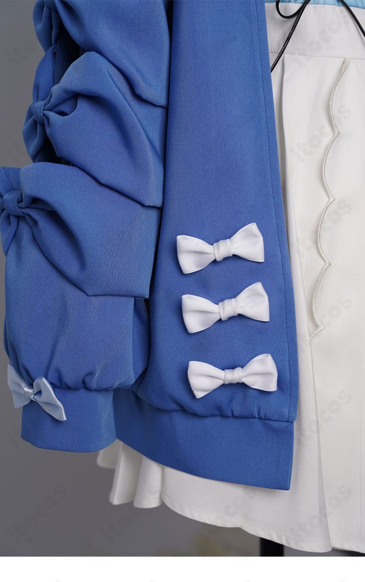 フワワ 袖口と前立ての装飾ディテール。フリルとボタンの精巧な仕上げを確認