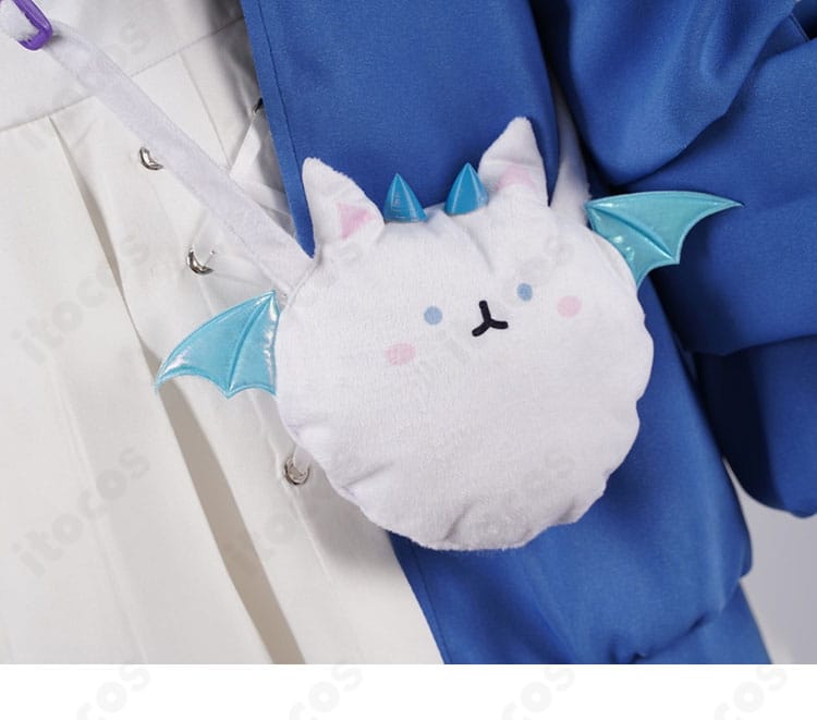 フワワ ポーチ装飾のクローズアップ。ロゴ風チャームが世界観を演出