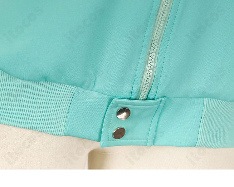 裾周りのディテール。歩行時のドレープがきれいに出るよう整えた裾ラインを撮影。