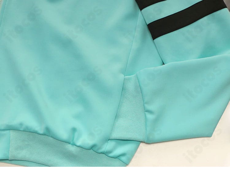 袖口ディテールのクローズアップ。シンプルでクールな印象を支える端正な縫製。