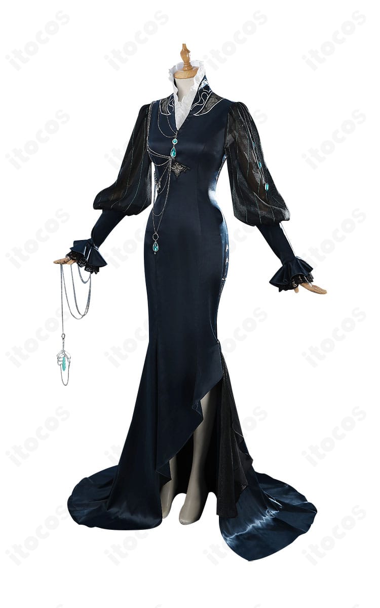 無期迷途 イェレナ コスプレ衣装を横から撮影。立体裁断による美ラインと袖・裾のバランスが分かる。