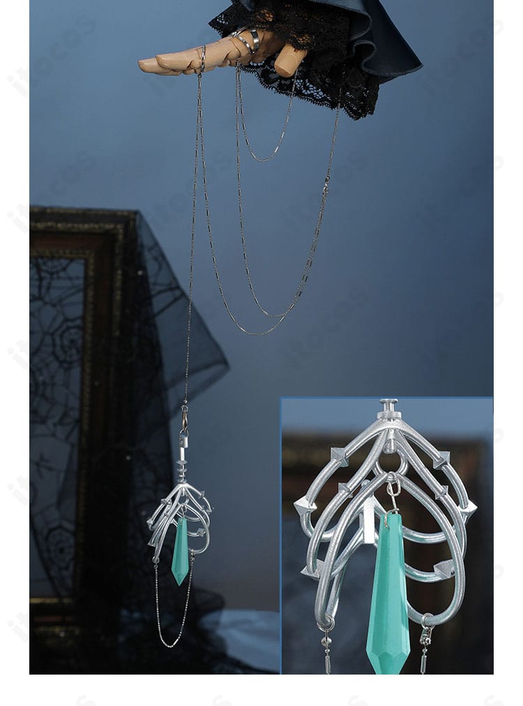 イェレナ コスプレ衣装の首飾りアップ。アクセサリーの質感と世界観の表現力を強調。