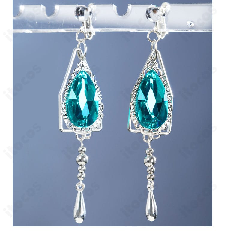 イェレナ コスプレ衣装の耳飾り正面アップ。小物まで再現したアクセサリーの意匠が見える。