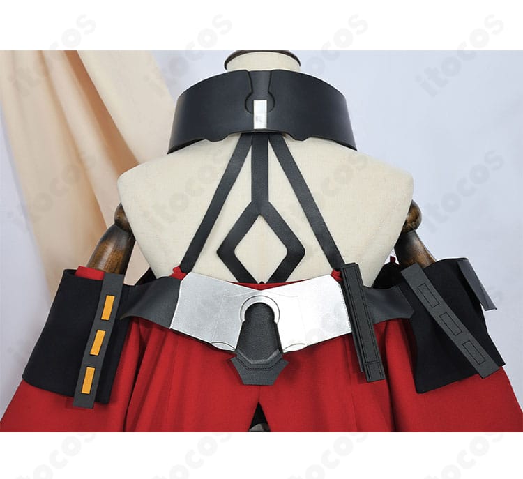 ギルベルタ コスプレ衣装 背面装飾ディテール。刺繍とパーツ配置の精巧さを拡大で示した説明画像