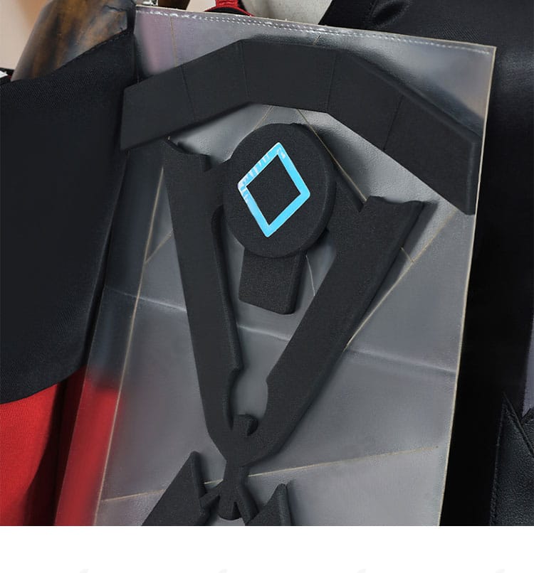 ギルベルタ コスプレ衣装 襟元と胸飾りの近接。ボタン装飾とアクセサリーの質感が分かるディテール写真