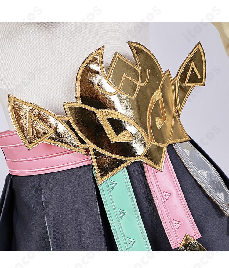 ヴァレサ 通常服 腰飾りディテール。精巧な刺繍入りベルトとチャームの質感を捉えたクローズアップ