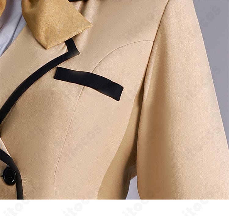 向坂雫 制服コスプレ衣装のラペル装飾拡大。ゴールド調ボタンがアクセント