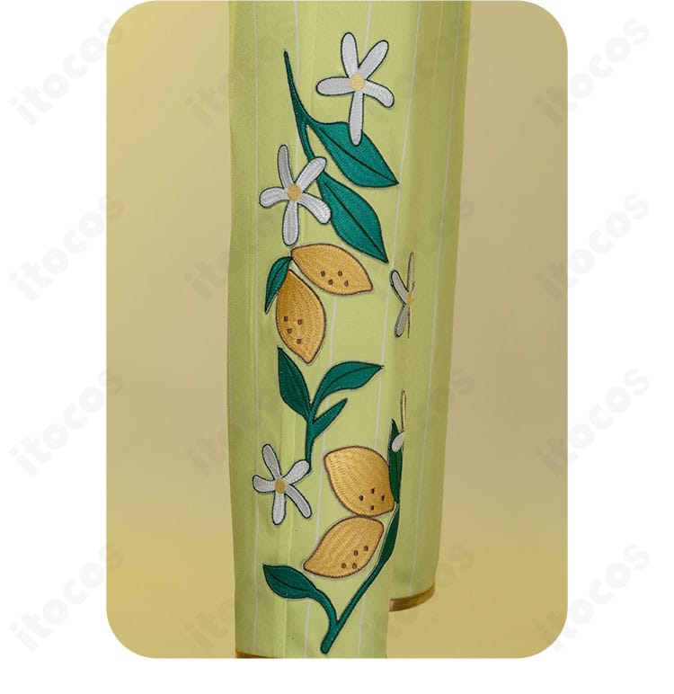 パンツ裾のラインとボタン意匠。足元まで統一感のある仕上がり