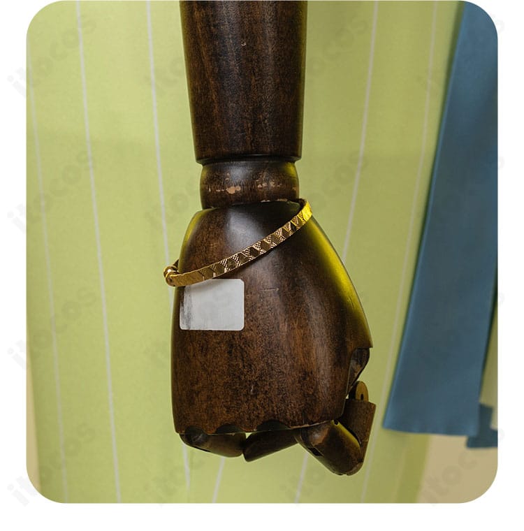 リストバンド装飾の形状と固定感。ライブでもズレにくい設計を示す