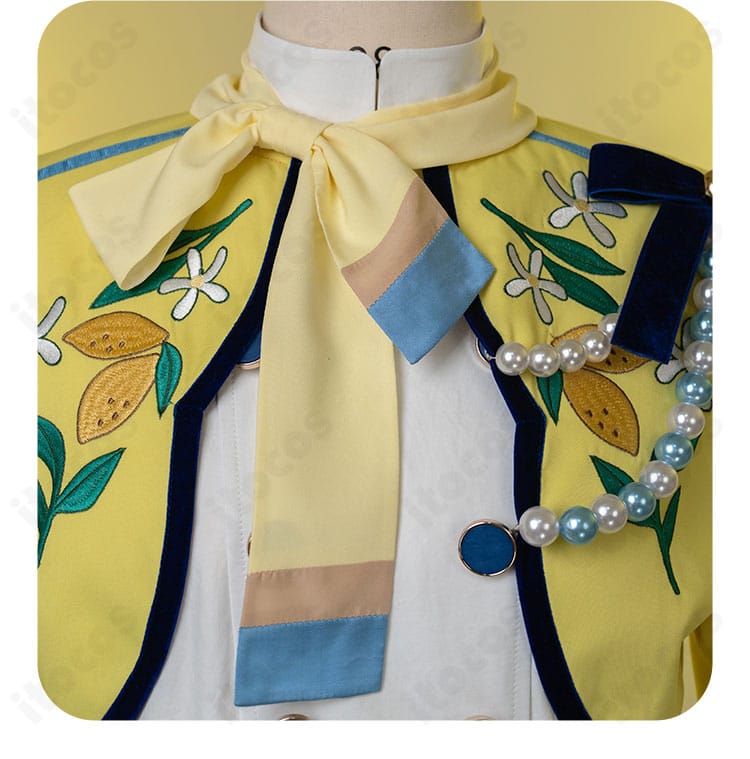 ネックアクセとスカーフの結び目・色味を拡大。キャラらしさを演出する要素が見える