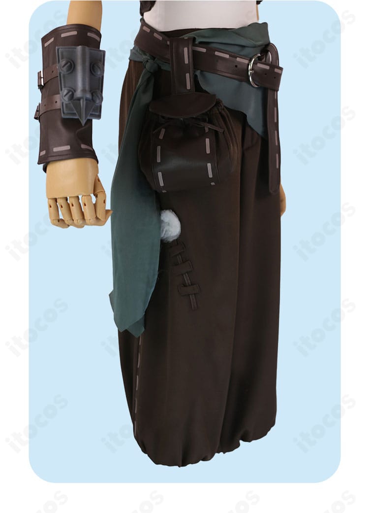 パンツ装飾と腕飾りのクローズアップ。アームカバーの形状と下肢の意匠を捉えた画像。