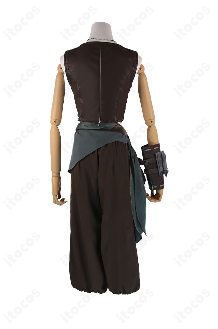 背面全体像。背中の裁ち線、ベルト通し、腰布の落ち感など後ろ姿の要点がわかる画像。