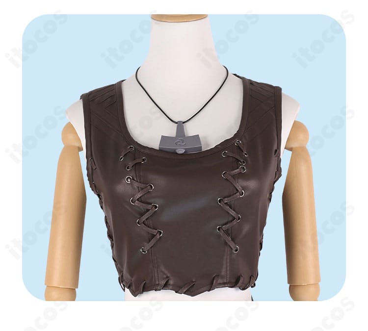 上衣の装飾アップ。刺繍やモチーフ、縁取りの質感が見えるディテール画像。