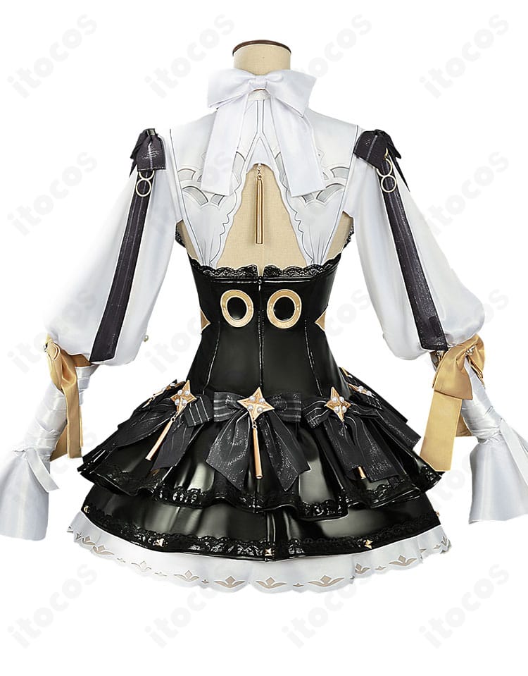 アストラ・ヤオ衣装の背面全体像。背中飾りのレイアウトとドレスの落ち感を確認できるカット。