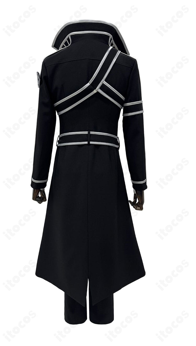 キリト コスプレ衣装の背面全身図。背面の裁ち位置とベルト取り回し、裾の落ち感を確認できる画像。