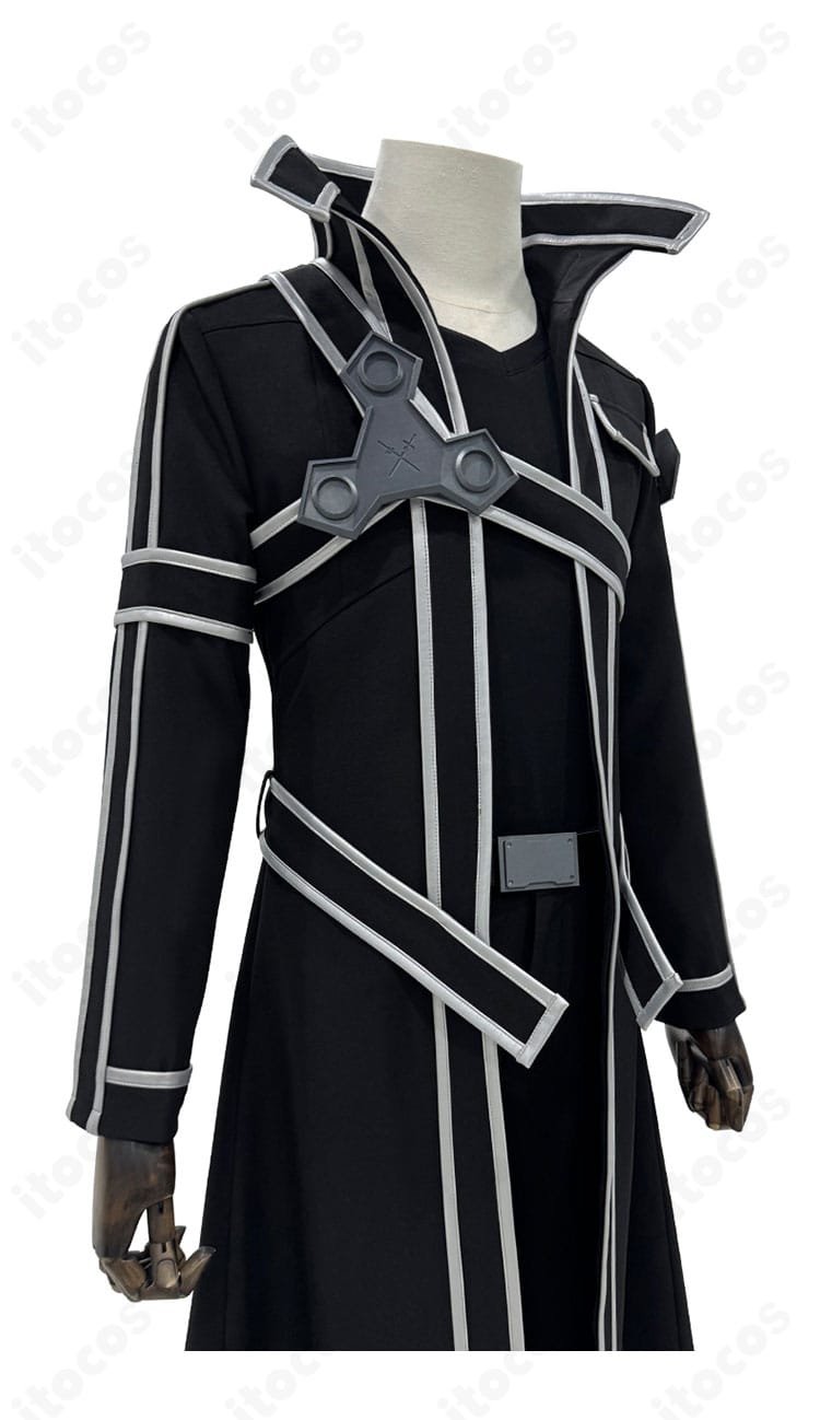 キリト コスプレ衣装の襟元ディテール。襟の形状と装飾パーツの取り付け位置が分かるクローズアップ。