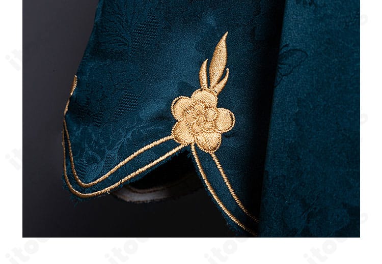 コスプレ衣装の袖口装飾クローズアップ。カフ部分の意匠と縫製の丁寧さを示す。