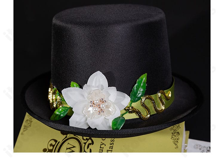 騎士コスプレ衣装の帽子装飾ディテール。小物の造形でコーデ全体の完成度を向上。