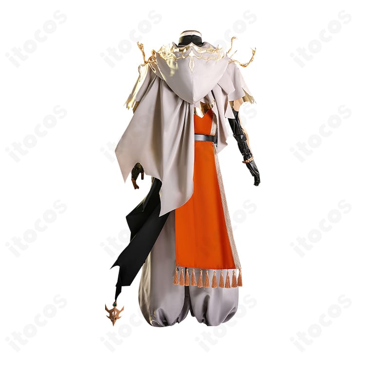 背面図：フードと背面装飾の構成、マントのボリュームを示す傭兵衣装の後ろ姿