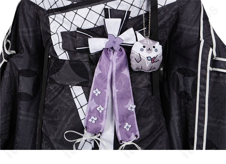 帯まわりと腰飾りの詳細。帯風デザインと装飾の配置バランスを見せる画像。