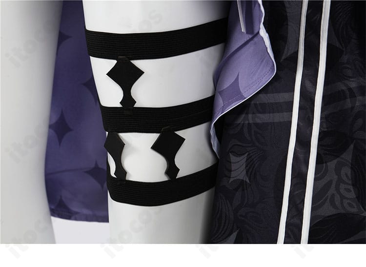 パンツ部分の装飾ディテール。和装に合わせた意匠で全体バランスを整える様子。