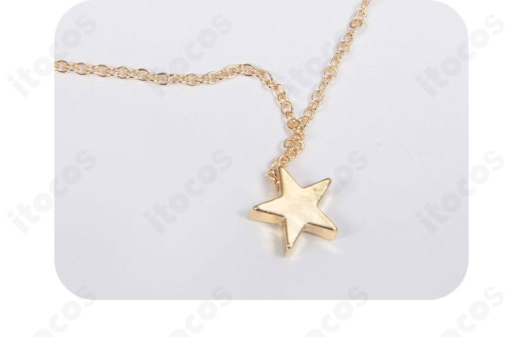 ネックレス装飾のクローズアップ。コーデ全体のバランスを引き締めるアクセサリーを同梱。