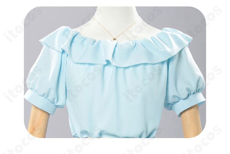 襟飾りのクローズアップ。長崎そよ 私服の印象を決める精緻なモチーフと縫製のディテール。