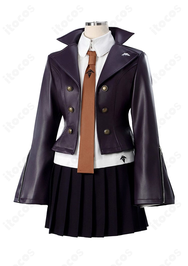 霧切響子コスプレ衣装の斜めアングル。コートの立体裁ちと肩の落ち感、スカートのプリーツの奥行きを強調。