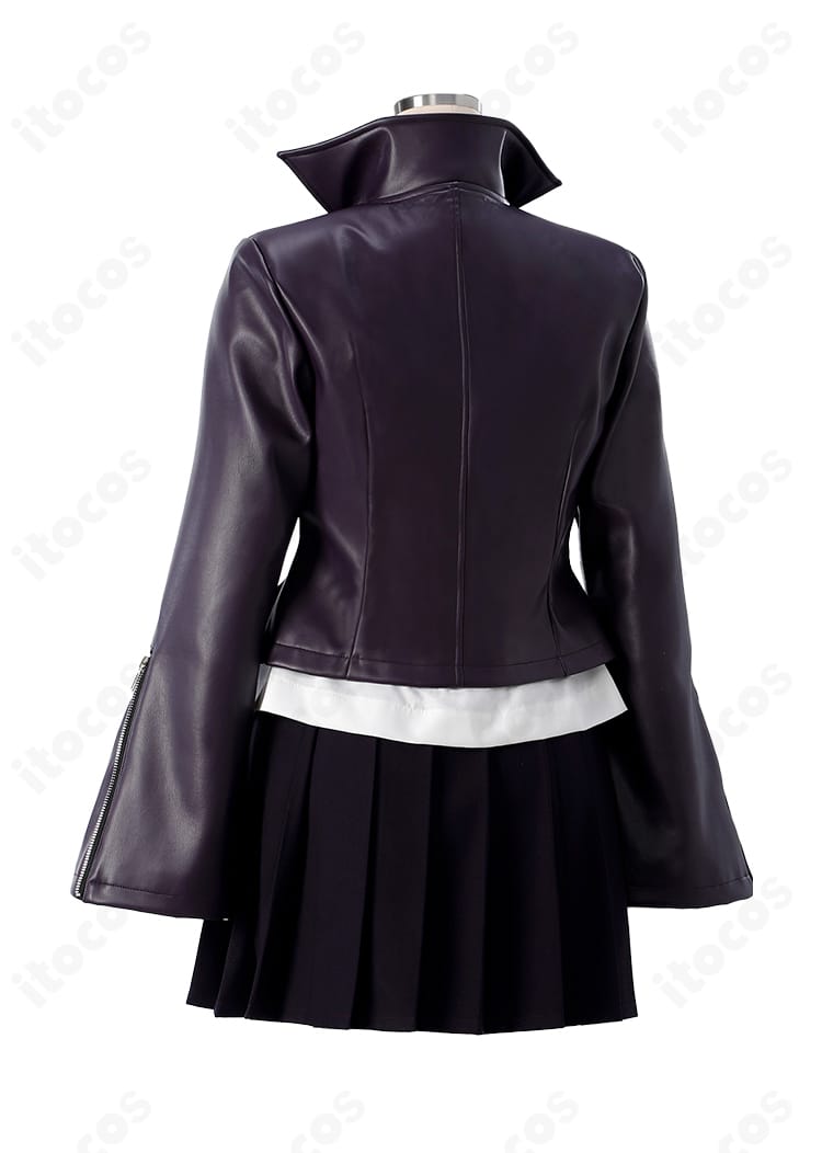 霧切響子コスプレ衣装の背面。コートのバックシーム、裾ライン、スカートのプリーツの揺れを確認できる画像。