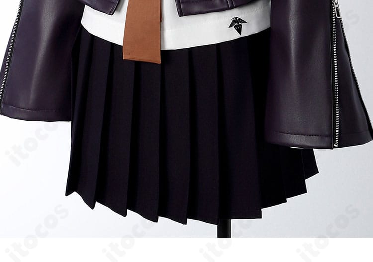 スカート部分の装飾とプリーツの拡大。等間隔プリーツとヘムラインの処理で上品な落ち感を再現。