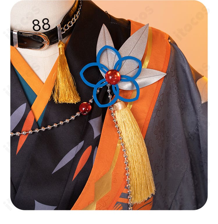 瞬祭礼衣装の胸元ディテール。刺繍とアクセサリーの重なりが分かる近接写真