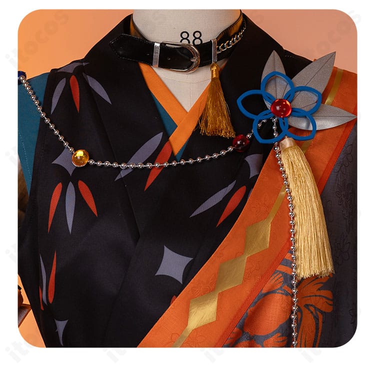 瞬祭礼衣装の首飾りディテール。和風モチーフの精巧な装飾が際立つ接写