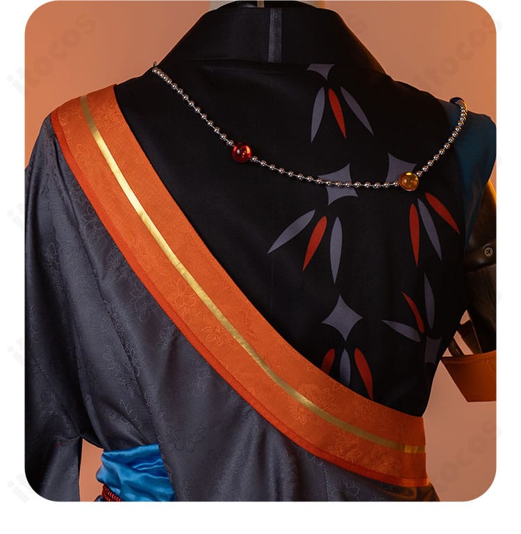 瞬祭礼衣装の背面装飾ディテール。背中の意匠とライン取りの近接写真