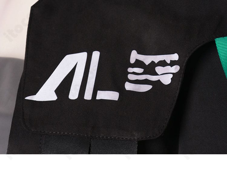 ドールズフロントライン2 トロロ コスプレ衣装の胸前装飾。刺繍風意匠とパーツ配置、撮影映えするコントラストを表現。