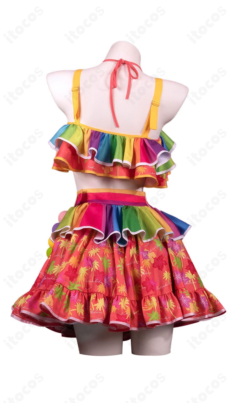 アイカツオンパレード！夏樹みくる コスプレ衣装の背面ビュー。バックスタイルのシルエットと飾りの配置が確認できる。