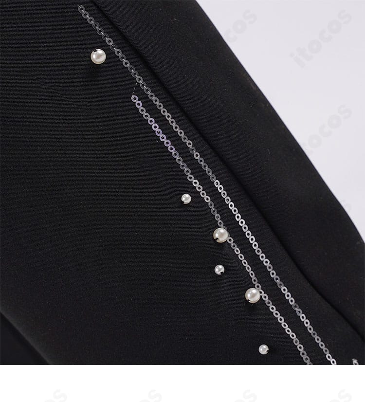 ズボン部分の装飾ディテール。ポケット周りとライン取りのデザインを強調。