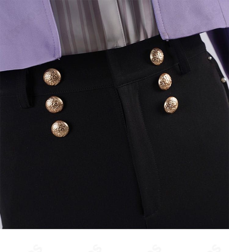 ズボンのウエスト装飾のクローズアップ。フロントの意匠と留め具の見え方。