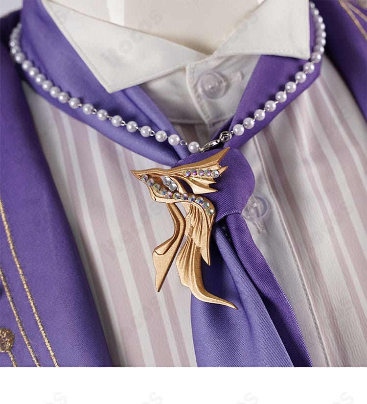 ネックレス装飾のクローズアップ。トップの意匠と質感がわかるディテール写真。