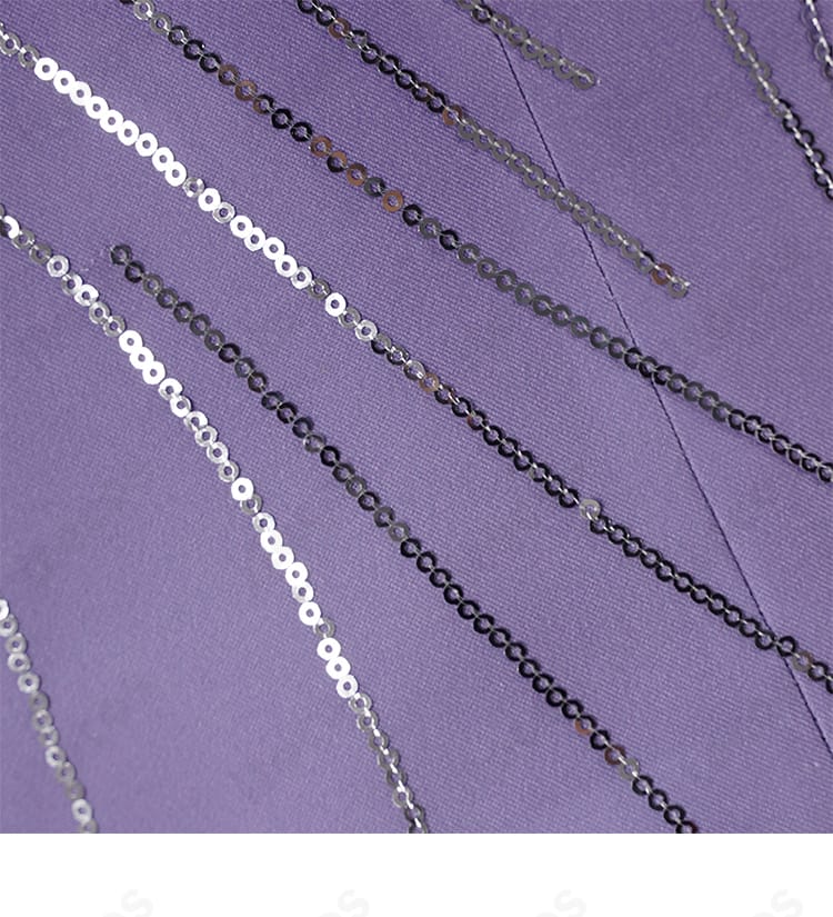 衣装全体の装飾細部をまとめたカット。コート、襟、袖の意匠を立体的に見せる。