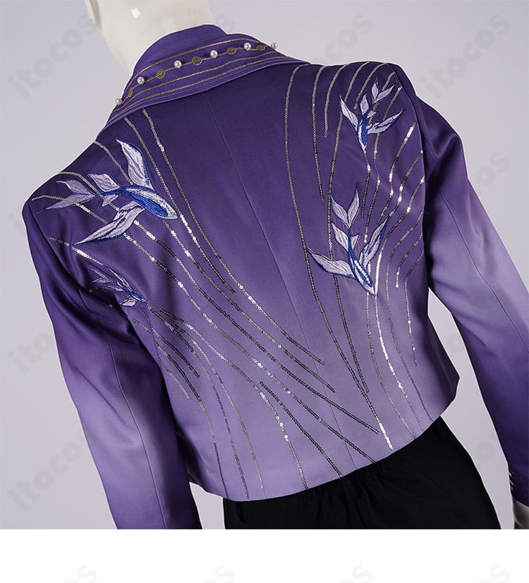 背面の装飾と切り替え線の詳細。後中心ラインと装飾バランスが分かる。