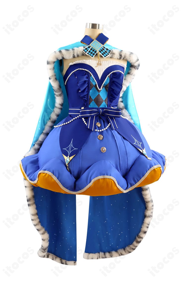 鳳えむ クイーン・オブ・ダイヤ コスプレ衣装の右側面。マントの落ち感と腰飾りの位置を確認できる画像