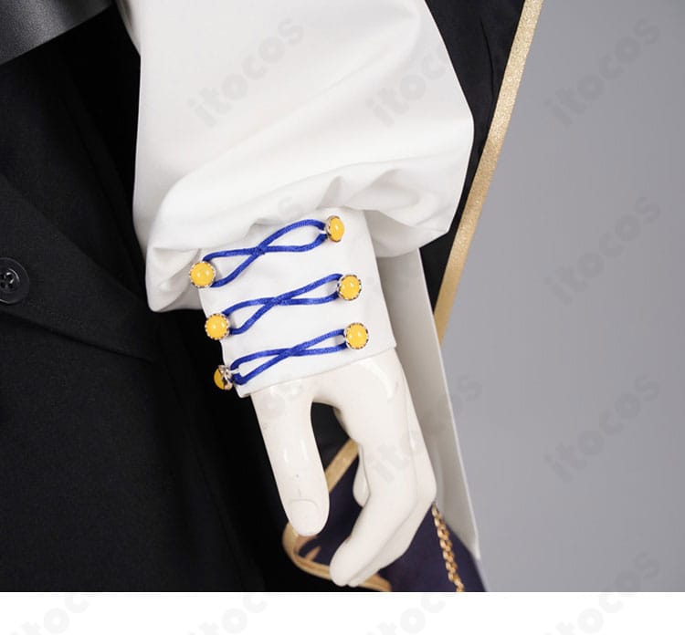 袖口の装飾ディテール。カフの切り替えとステッチの丁寧な仕立て。