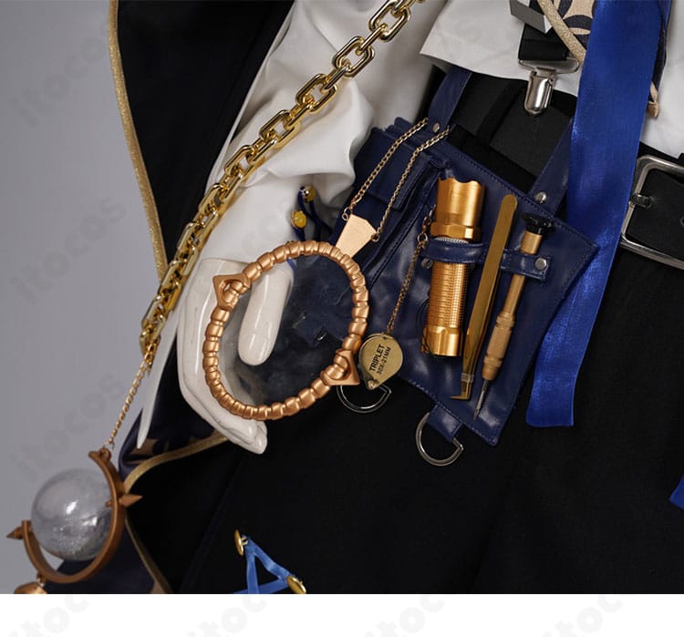 ウエスト装飾のクローズアップ。ベルトとチェーンのレイヤーでスタイリッシュに。