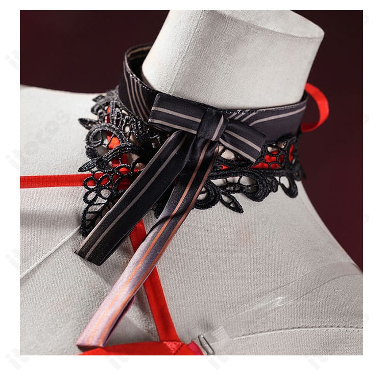 首飾りディテールのアップ。金具と装飾の質感が際立つ仕様。